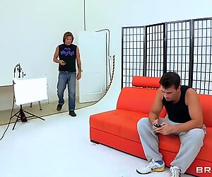 Barna pornósztár élvezi a mély anál