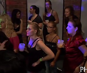 Sex foarte fierbinte în grup în club