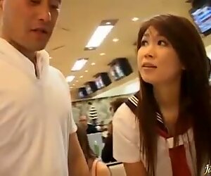 Japansk av model får fingerkneppet