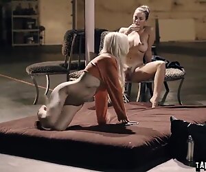 Kenzie Reeves își mănâncă pasarica de Subretă Mac în timp ce își aplecă curba