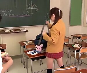 Godly japán tizenéves kurva Miku Airi hatalmas szájat kapott elélvezést