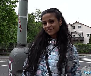 Agent public bruneta sexy sandra soul futut in public