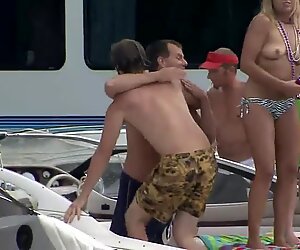 Szajha a jachton élvezi a bulit és punci megujjazva kap
