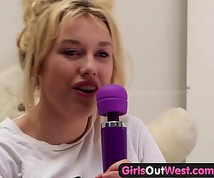 Mädels out west - kurviges amateur blondes spielzeug ihre kleiner finger muschi