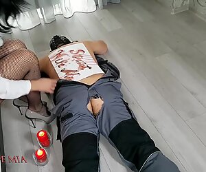 Strenge ehefrau mia und das heisse wichsen auf dem sklavenrücken