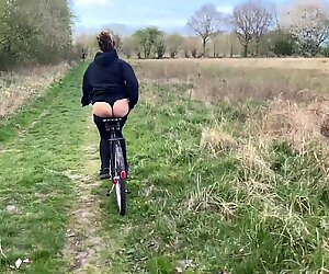 Tinder fata fucked în aer liber în public natură on a biketour