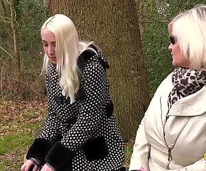 Două doamne lesbiene blonde se bucură de linge pizda