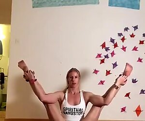 Reifes Yoga, Cameltoe-Sport, Cameltoe-Sex und Dildo