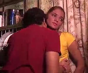 Bhabhi tânără este sedus și futut de un devar