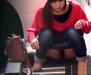 Bizarr ázsiai whore pees in autó park