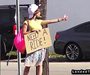 Tanara hitchhiker fucks huge pula în aer liber pov