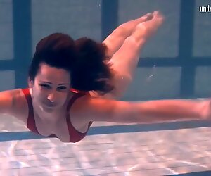 Ivetta hat spaß im pool