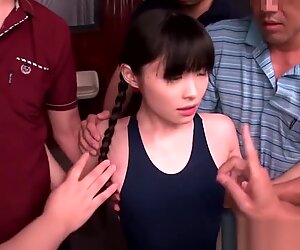Die kleine Japanerin im Trikot wird an den Nippeln geleckt