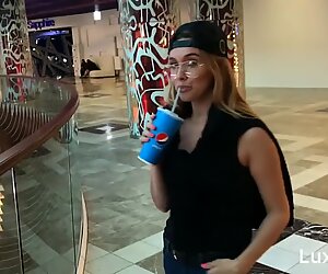 Ein lowjob in einer umkleidekabine, in den mund gespritzt, schluckt sperma - luxusgirl
